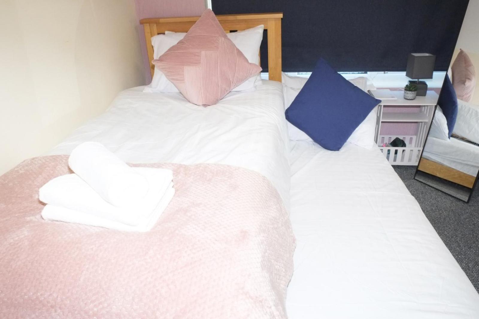 Lausory King Bed Living Your Luxe Home Away Nottingham Dış mekan fotoğraf