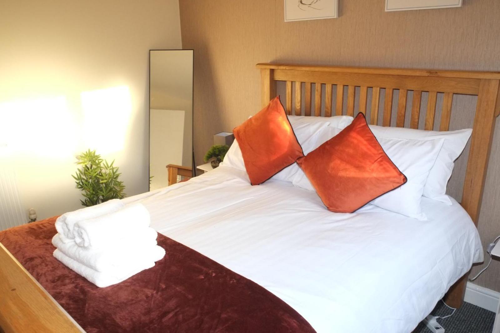 Lausory King Bed Living Your Luxe Home Away Nottingham Dış mekan fotoğraf